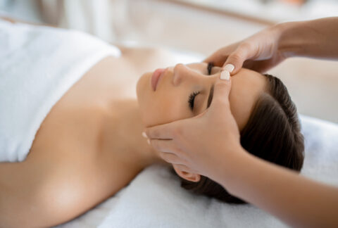 Rejuvenating face and décolletage massage